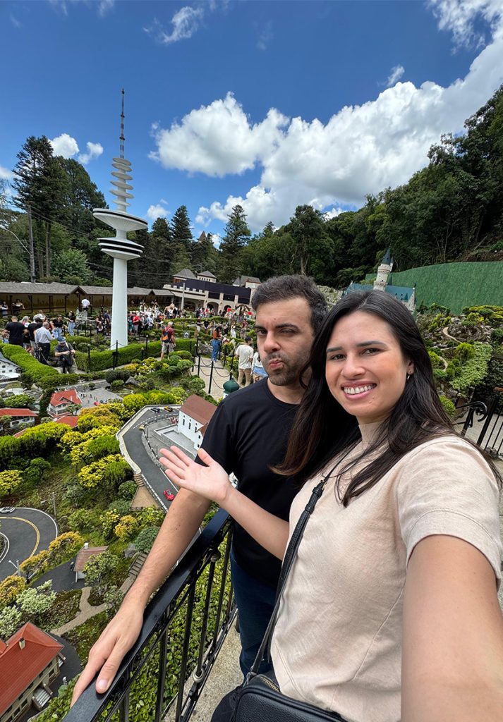 Mini Mundo Gramado: 5% de desconto no site oficial 2 Francisco e Alessandra do Aventurando Tchê passeando no Mini Mundo Gramado num dia de sol