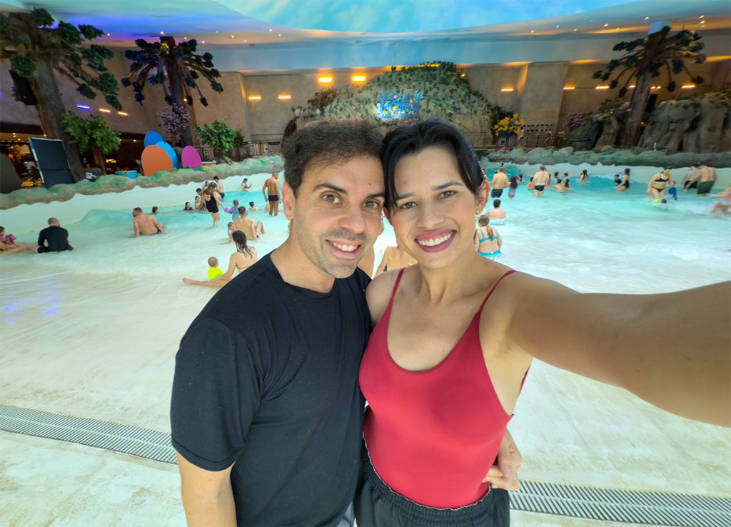 Francisco e Alessandra do Aventurando Tchê sorrindo na piscina de ondas do Acquamotion em Gramado