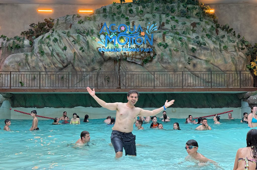Francisco do Aventurando Tchê de braços abertos na piscina de ondas do Acquamotion Gramado