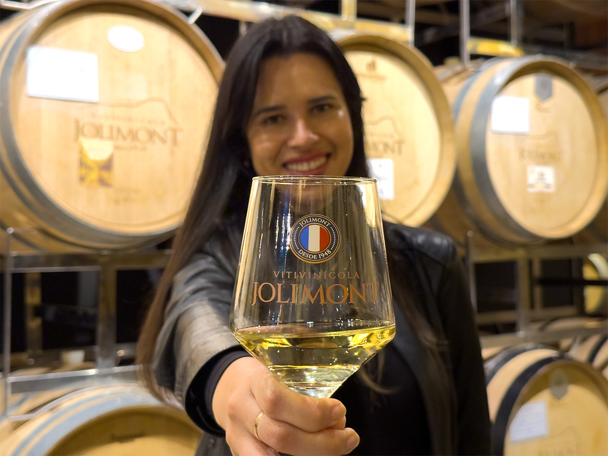 Alessandra do Aventurando TchÃª degustando um vinho branco na vinÃ­cola Jolimont