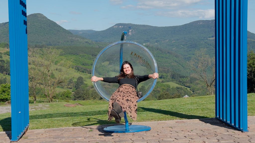 Alessandra do Aventurando Tchê no balanço da Vinícola Jolimont em Canela