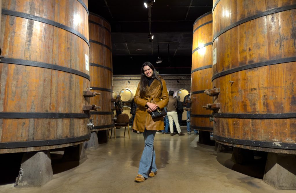 Alessandra do Aventurando Tchê entre as pipas de vinho na vinícola Jolimont em Canela