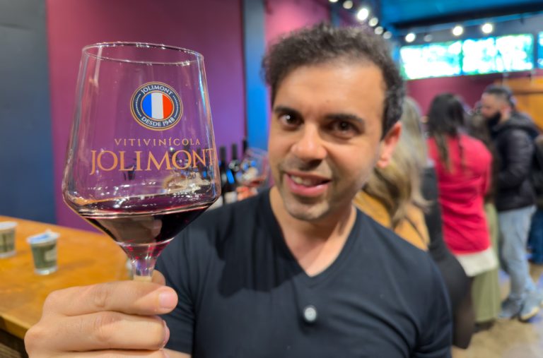 Francisco do Aventurando TchÃª degustando vinho na vinÃ­cola Jolilmont em Canela