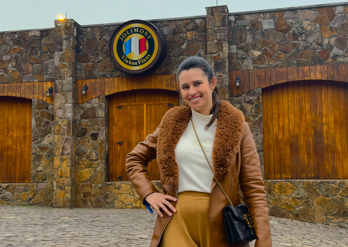Alessandra do Aventurando Tchê em frente a loja da Vinícola Jolimont em Canela
