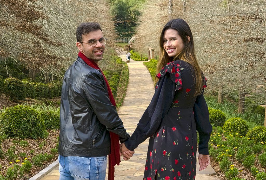 Francisco e Alessandra do Aventurando Tchê passendo de mãos dadas no Garden Park Gramado