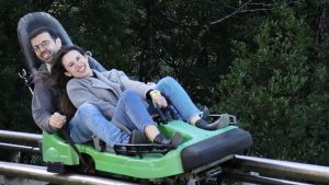 Alessandra e Francisco do Aventurando Tchê no trenó do Alpen Park