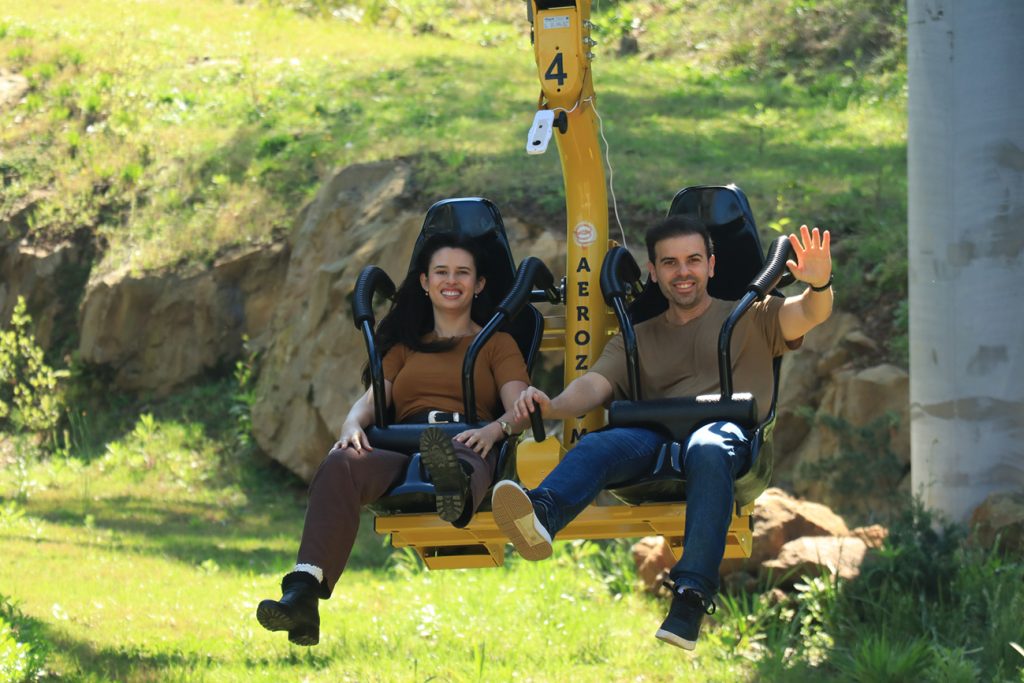 Alessandra e Francisco do Aventurando Tchê no Aerozuum do parque Bondinho Aéreos Canela