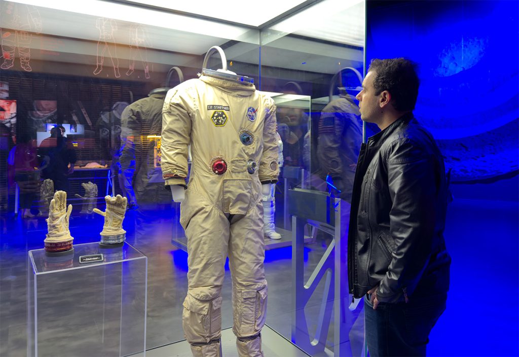 Francisco do Aventurando Tchê observando traje espacial no Space Adventure Canela