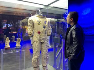 Francisco do Aventurando TchÃª observando o traje da Nasa no Space Adventure Canela