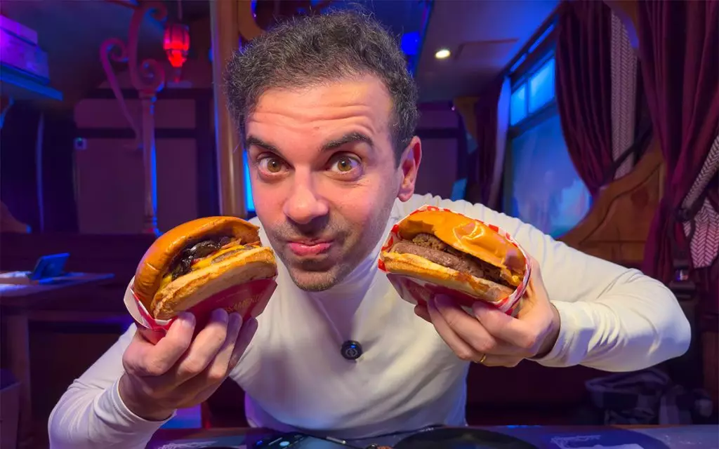Hector Hamburgueria: Ferrovia Secreta com Desconto em 2025 4 Francisco do Aventurando Tchê segurando 2 globos de sabor na hector ferrovia secreta em Gramado