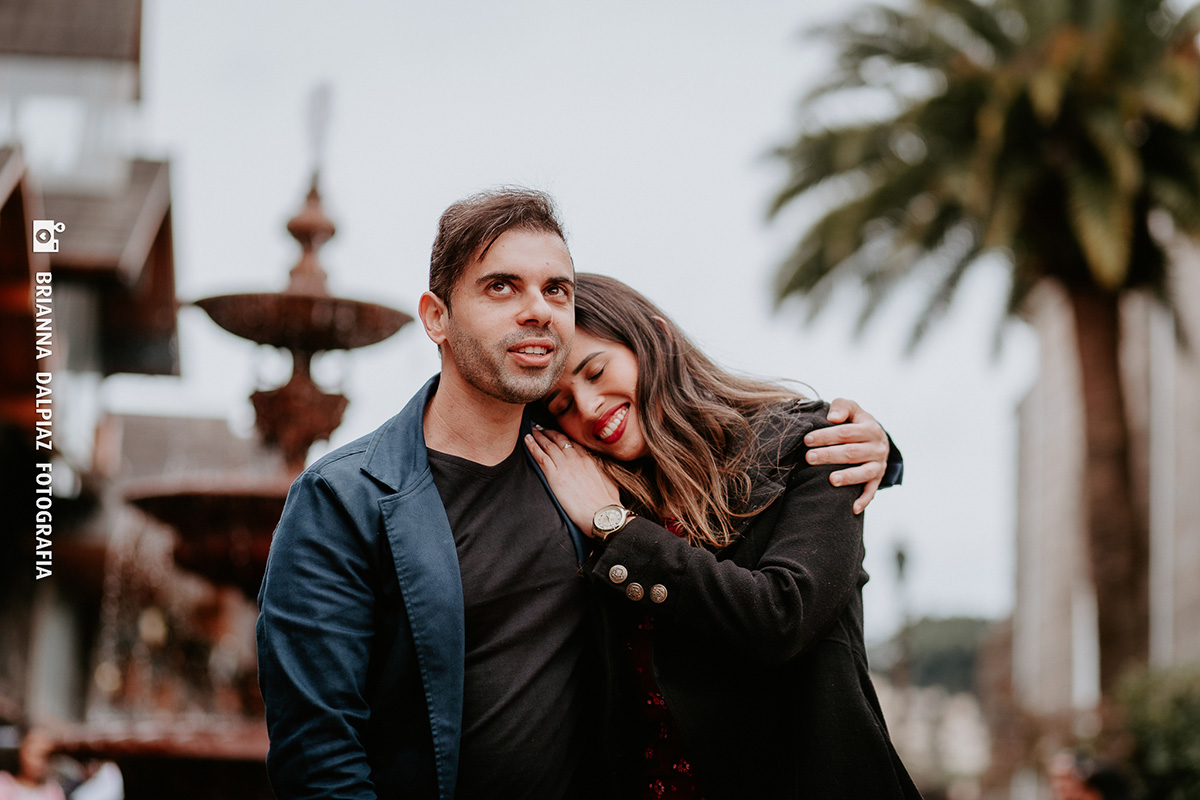 Francisco e Alessandra do Aventurando Tchê sorrindo na frente da Fonte do Amor Eterno em Gramado
