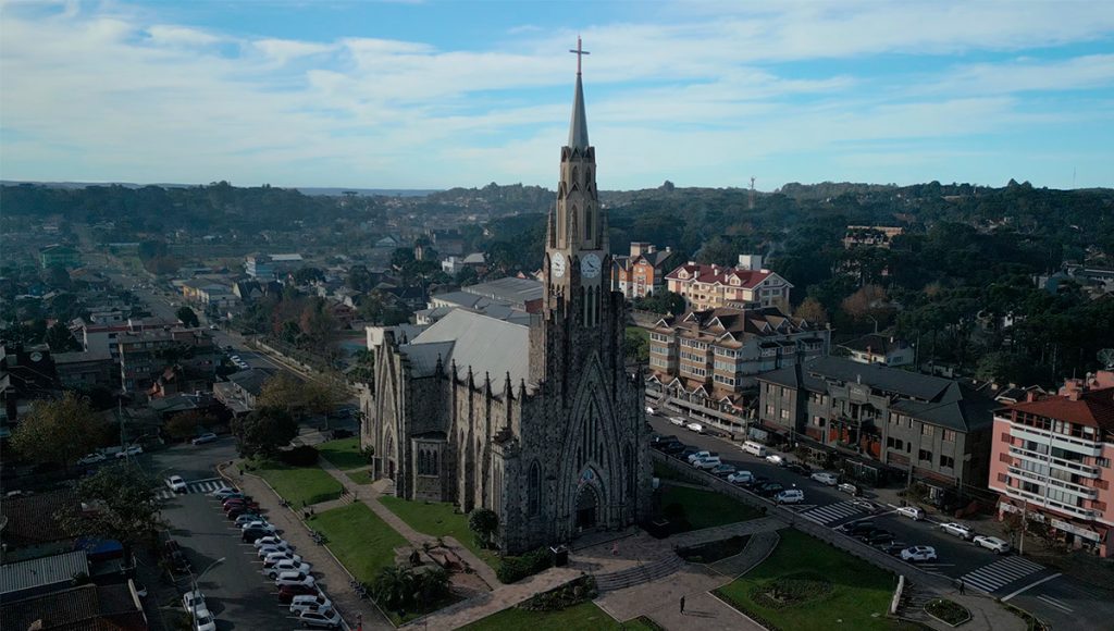 Pontos turísticos em Gramado, 10 lugares GRÁTIS para visitar 20 Drone Catedral de Pedra Canela
