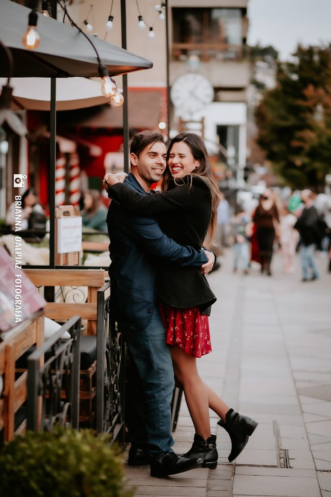 Francisco e Alessandra do Aventurando Tchê abraçados sorrindo na Av Borges de Medeiros em Gramado