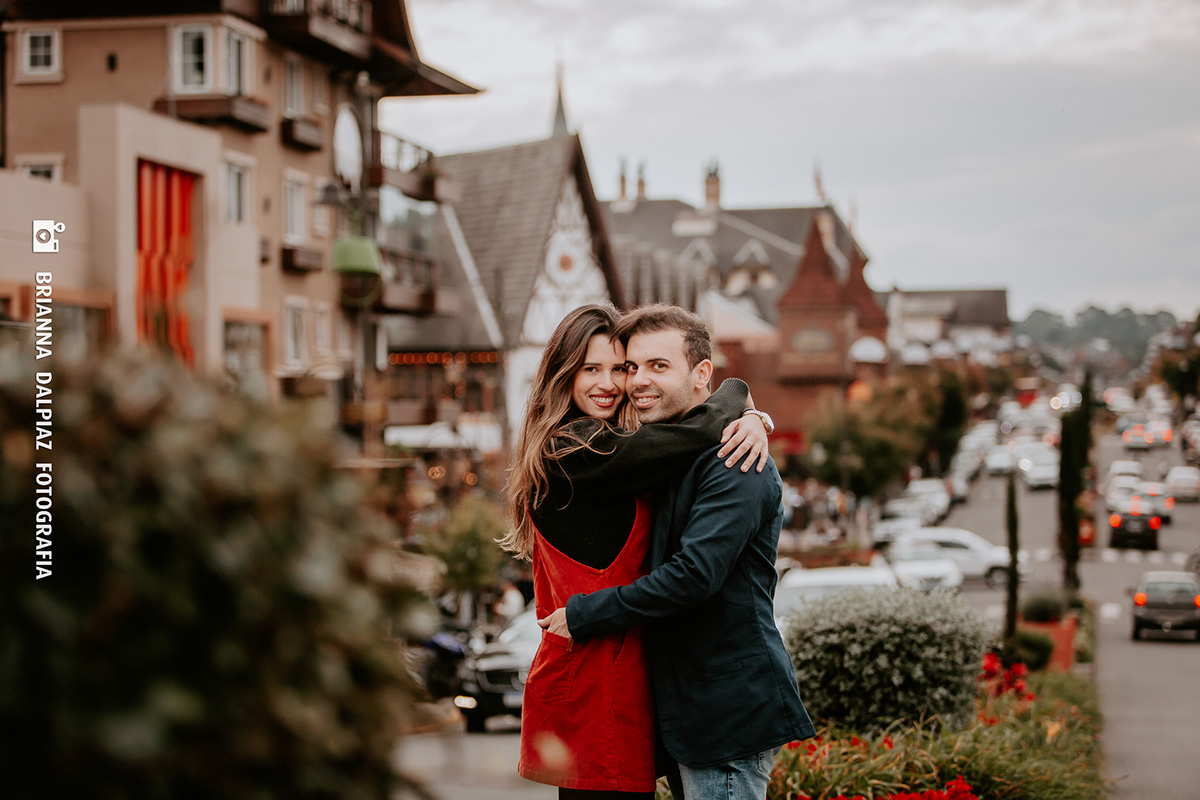 Francisco e Alessandra do Aventurando Tchê sendo fotografados na Av Borges de Medeiros em Gramado num dia nublado e com muitos carros