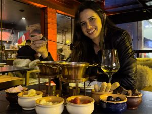 Comendo Fondue no Mlbk Restaurante que fica em Gramado