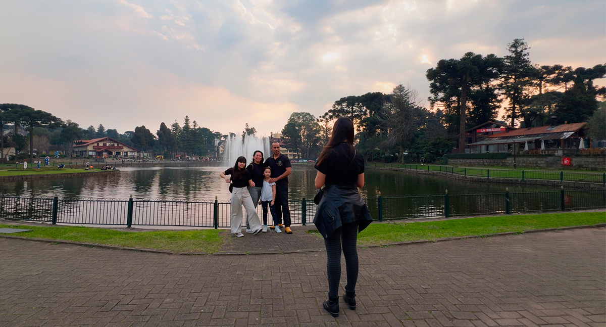 Alessandra do Aventurando Tchê fotografando uma família no Lago Joaquina Rita Bier em Gramado