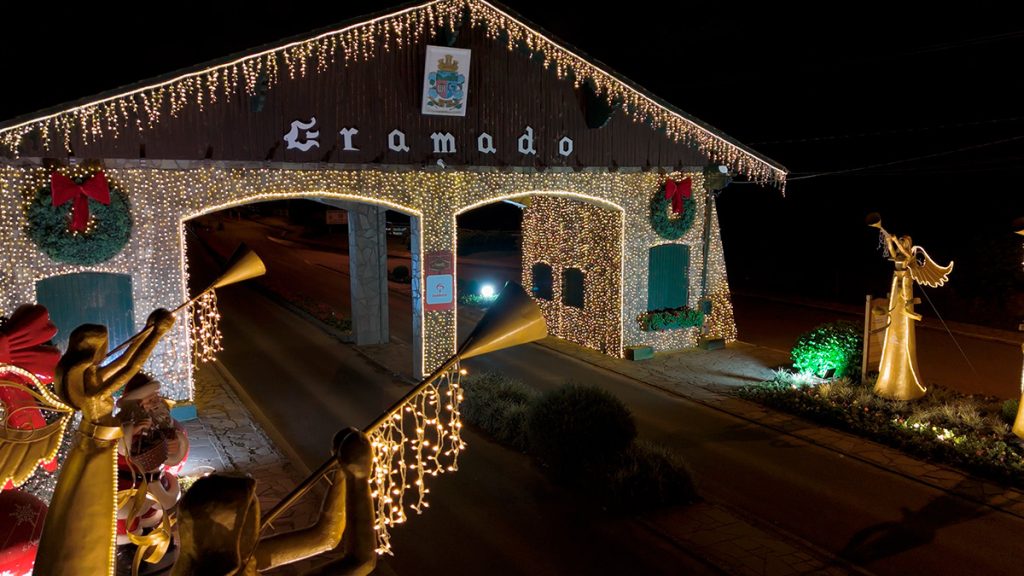Pórtico vindo da RS 115 enfeitado no Natal Luz Gramado