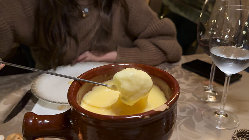 restaurante giratório gramado queijo