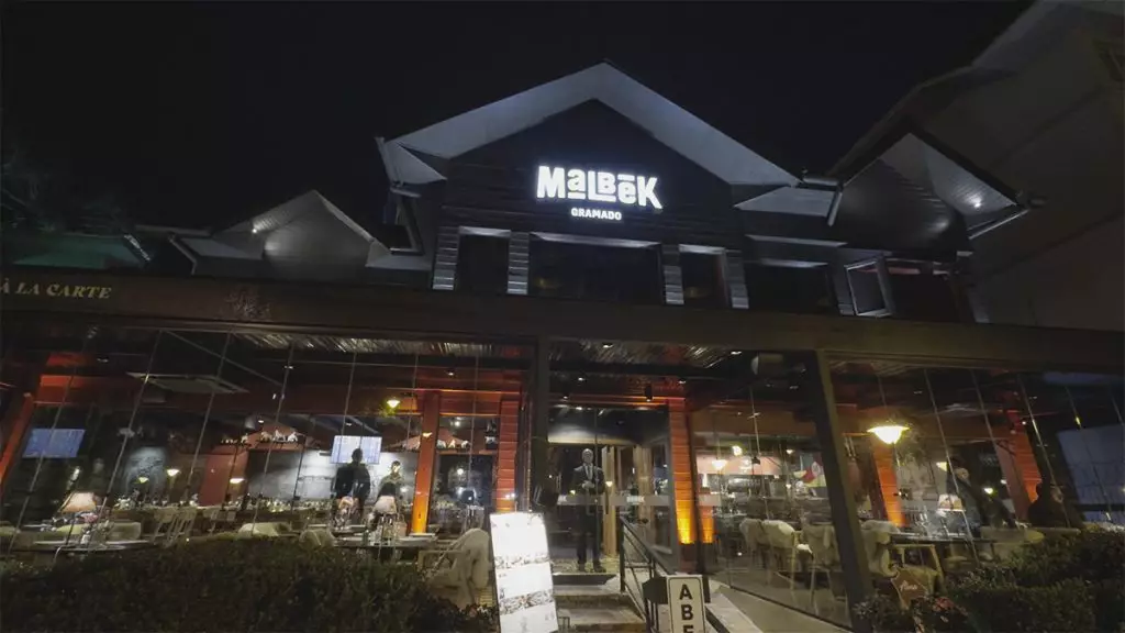 Mlbk Restaurante Gramado: Fondue em 3 etapas maravilhosas 2 fachada a noite do mlbk restaurante em Gramado