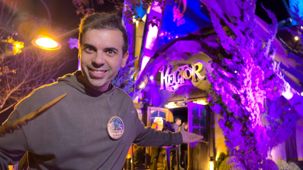 Hector Pizzaria Gramado 2025: Fica ainda melhor com cupom 6 Francisco do Aventurando Tchê na frente da pizzaria Hector em Gramado