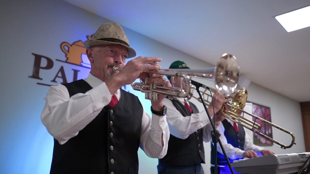 Bandinha alemã tocando no Palace Café Colonial de Gramado