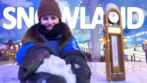 Alessandra do Aventurando Tchê mostrando gelo para a câmera no Snowland Gramado