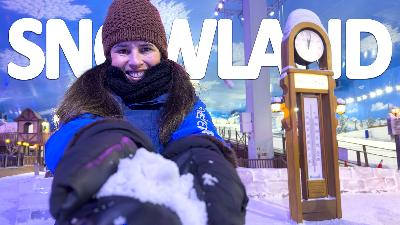 Alessandra do Aventurando Tchê mostrando gelo para a câmera no Snowland Gramado