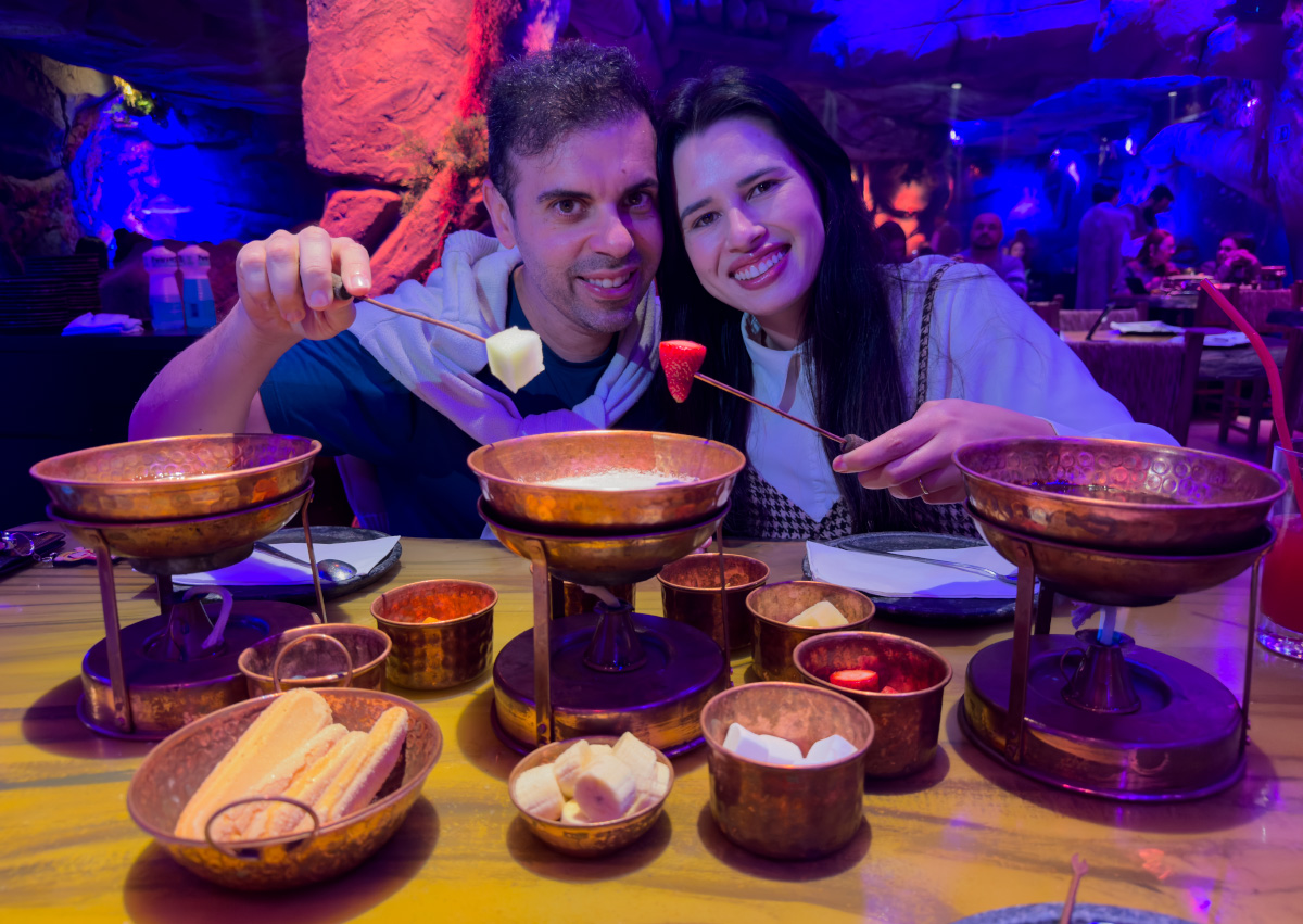 Ingresso Era do Fogo Gramado: Cupom 5% de Desconto 5 Alessandra e Francisco do Aventurando Tchê comendo fondue doce na Era do Fogo Gramado
