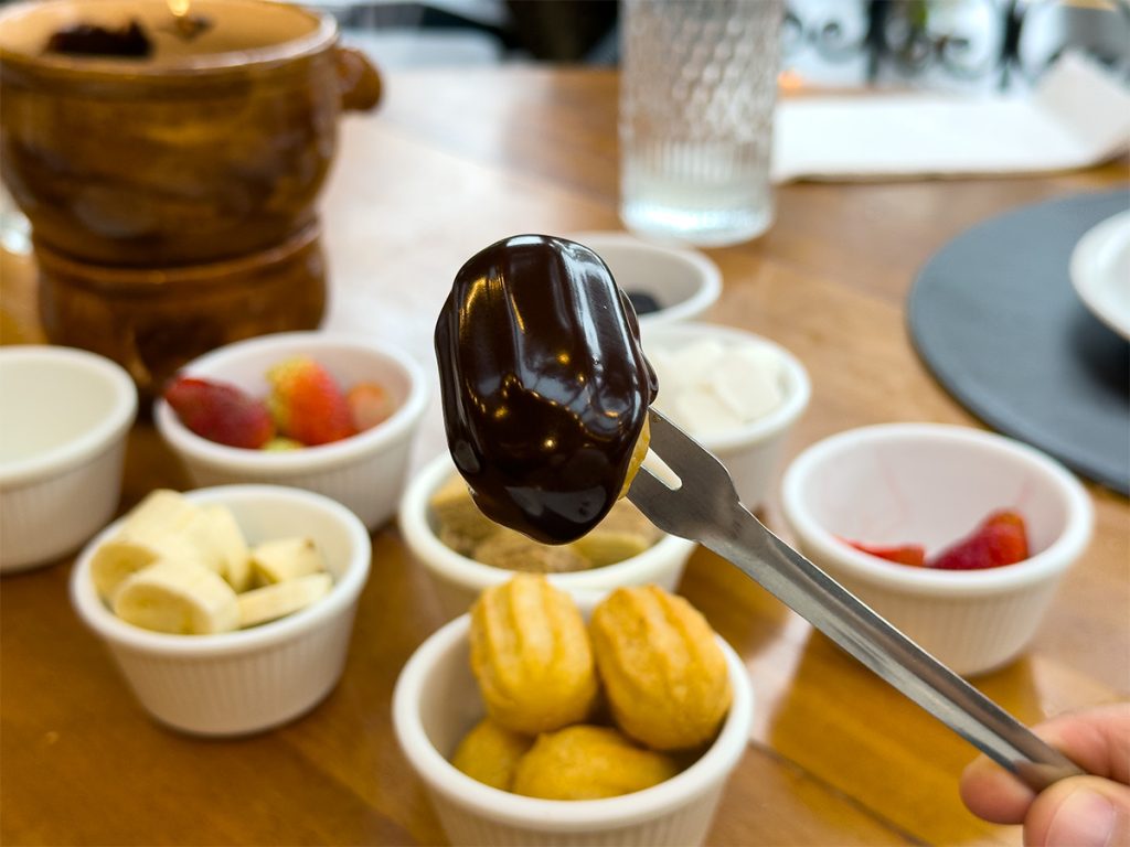Mini churros do fondue coberto de chocolate no restaurante El Fuego em Gramado