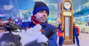 Francisco do Aventurando Tchê segurando neve no Snowland Gramado
