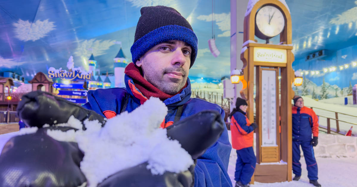 Francisco do Aventurando Tchê segurando neve no Snowland Gramado
