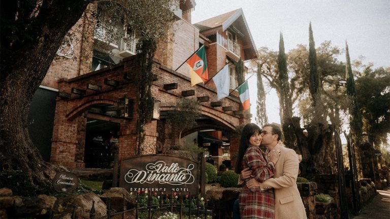Alessandra e Francisco do Aventurando Tchê em frente ao hotel Valle D'Incanto em Gramado