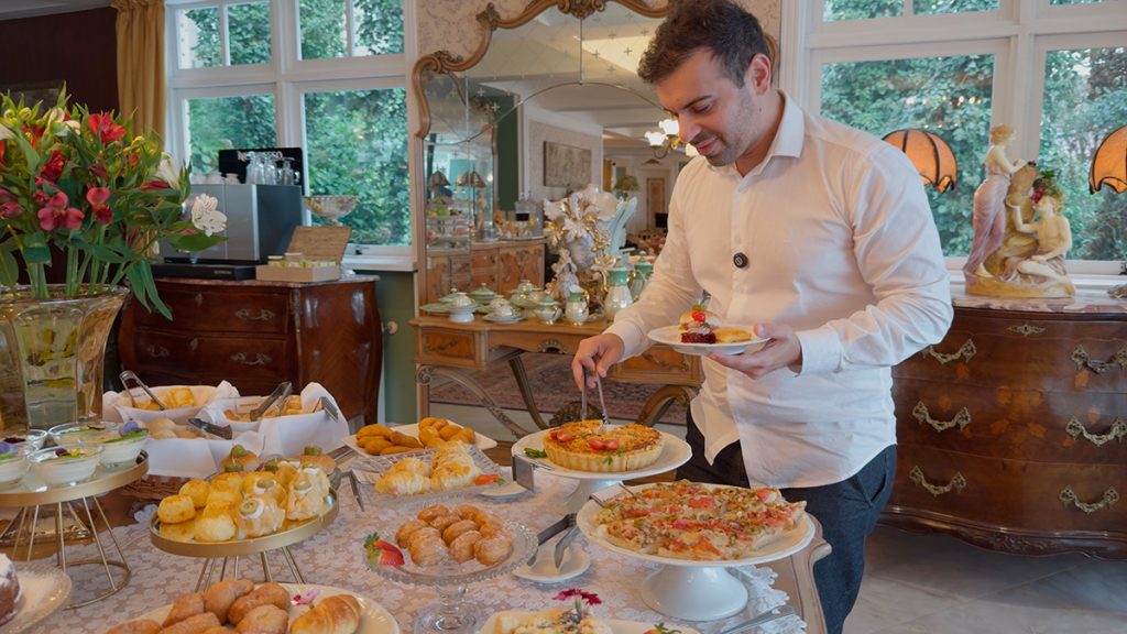 Le Boutique Hotel Gramado: 7 impressões da hospedagem 7 Francisco do Aventurando Tchê no café da manhã do Le Boutique hotel Gramado