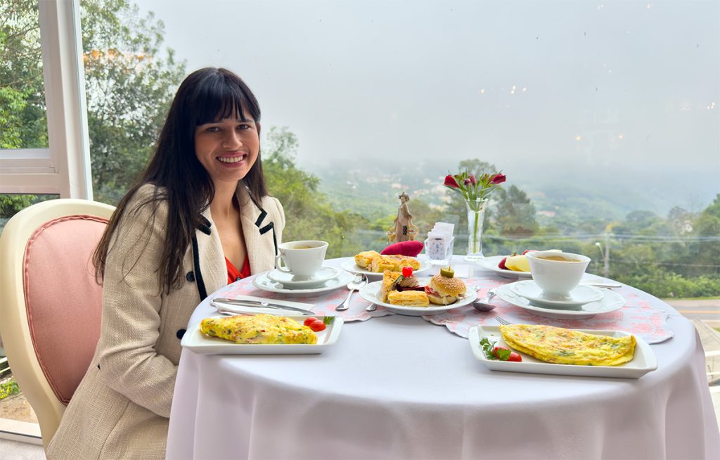 Le Boutique Hotel Gramado: 7 impressões da hospedagem 6 Alessandra do Aventurando Tchê tomando café da manhã no Le Boutique hotel Gramado