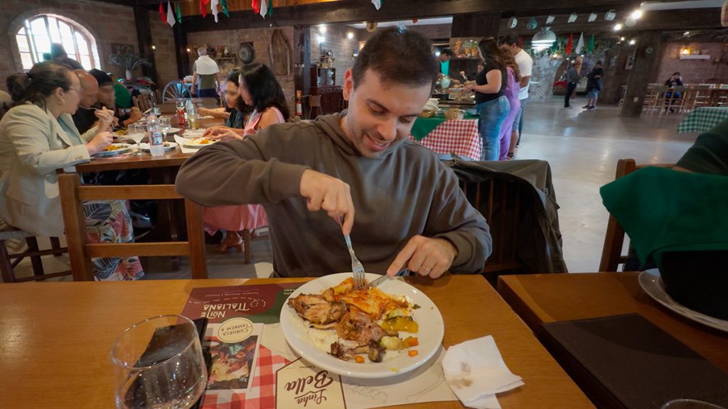 Tour Linha Bella Gramado: Cultura e gastronomia em 4 locais 9 Francisco do Aventurando Tchê almoçando na cantina Linha Bella