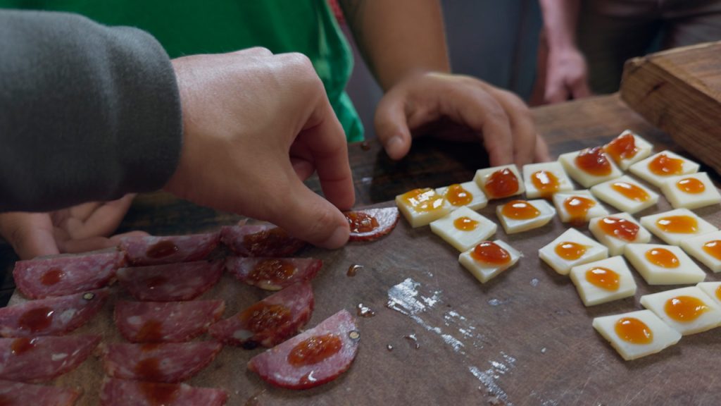 Tour Linha Bella Gramado: Cultura e gastronomia em 4 locais 5 Francisco do Aventurando Tchê provando salames e queijos no casarão da família Boff no passeio Linha Bella em Gramado