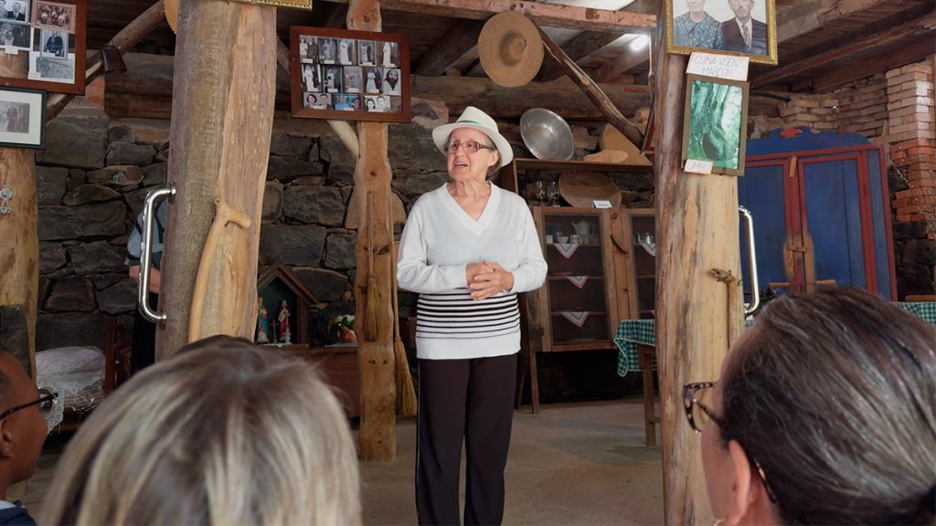 Tour Linha Bella Gramado: Cultura e gastronomia em 4 locais 6 Iranita Marcon conta a história da sua família no passeio Linha Bella Gramado