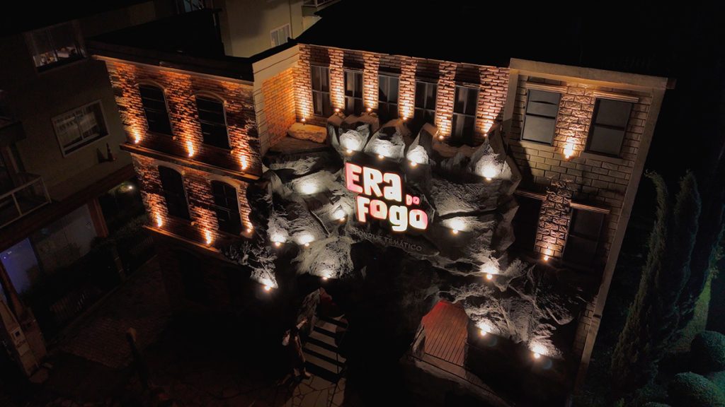 Fachada vista de drone da Era do Fogo Gramado