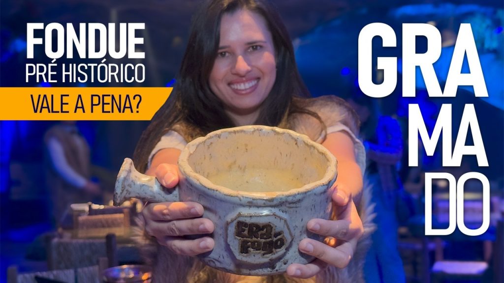 Era do Fogo Gramado: 5% de desconto no site oficial 5 Alessandra do Aventurando Tchê mostrando a panela de queijo na Era do Fogo em Gramado