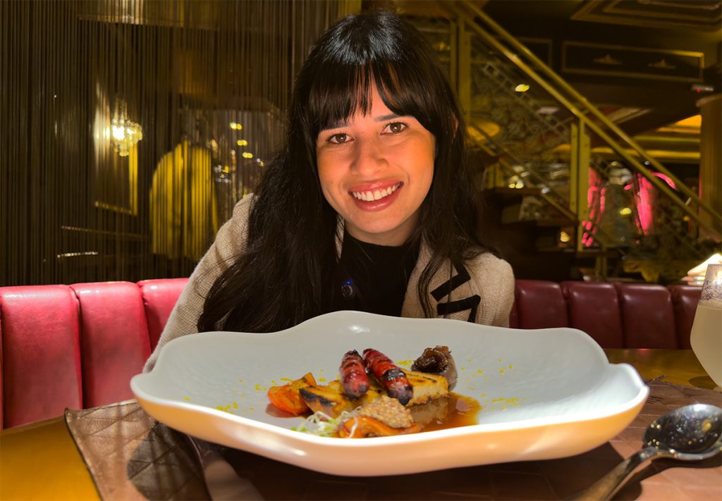 George III Gramado: 5 Destaques do restaurante 4 Alessandra do Aventurando Tchê comendo uma entrada no George III em Gramado