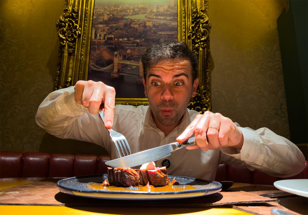 George III Gramado: 5 Destaques do restaurante 5 Francisco do Aventurando Tchê comendo um Roast Steak Imperial no George III em Gramado