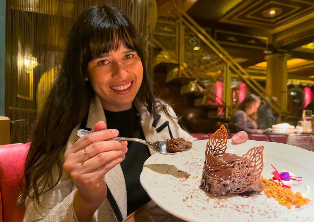 George III Gramado: 5 Destaques do restaurante 6 Alessandra do Aventurando Tchê provando uma sobremesa de chocolate no George III em Gramado