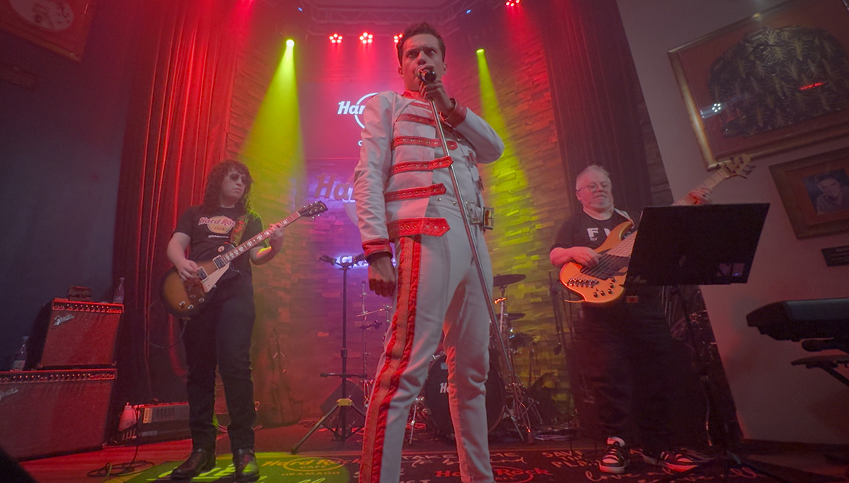 Hard Rock Gramado Matheus Leal como Freddy Mercury do Queen