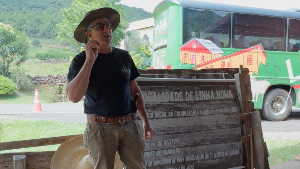 Tour Linha Bella Gramado: Cultura e gastronomia em 4 locais 4 Sr Boff explicando a história do Marco Zero de Gramado no Tour Linha Bella