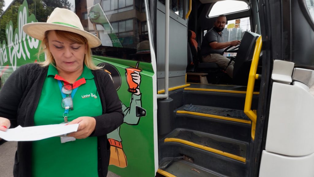 Tour Linha Bella Gramado: Cultura e gastronomia em 4 locais 2 Aventurando Tchê entrando no ônibus do tour linha bella em Gramado