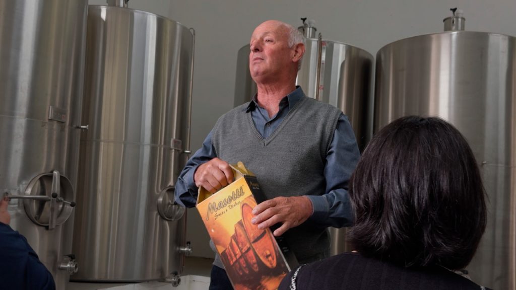 Tour Linha Bella Gramado: Cultura e gastronomia em 4 locais 3 Sr. Masotti apresentando os vinhos da vinícola em Gramado no passeio Linha Bella