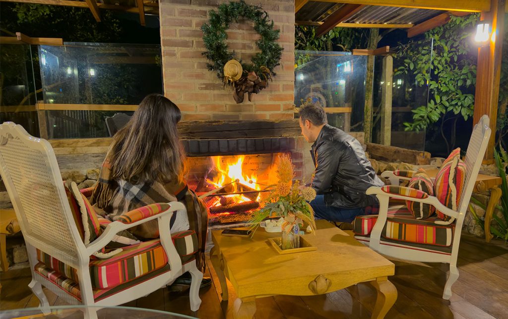 WoodStone Hotel Gramado: 7 experiências de fazenda 4 Alessandra e Francisco do Aventurando Tchê fazendo marshmallow na fogueira no hotel Woodstone