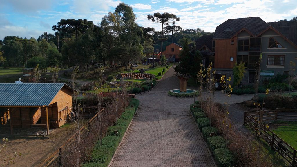 WoodStone Hotel Gramado: 7 experiências de fazenda 2 Entrada do woodstone hotel em Gramado