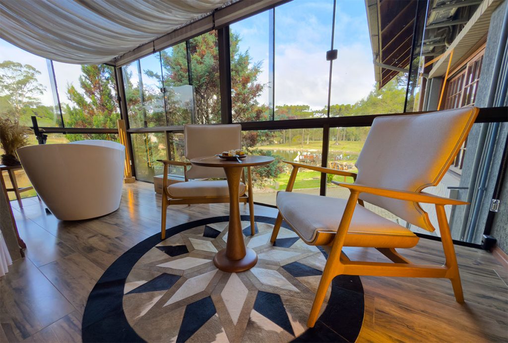 WoodStone Hotel Gramado: 7 experiências de fazenda 8 woodstone quarto varanda