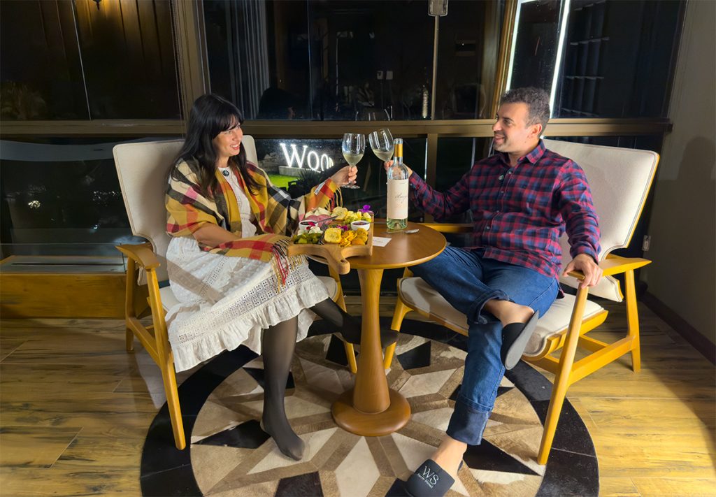 WoodStone Hotel Gramado: 7 experiências de fazenda 14 Alessandra e Francisco do Avenutando Tchê com tábua de frios e vinho do Woodstone hotel em Gramado